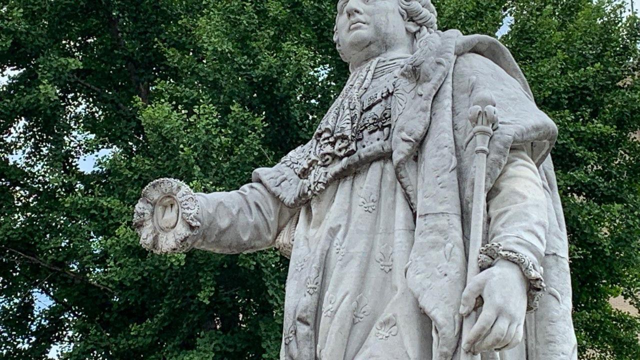 Damaged King Louis Statue with Missing Hand after Breonna Taylor protests 5-28-20